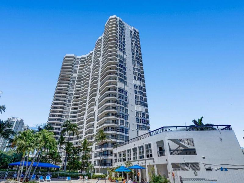 Mystic Pointe 100, Aventura property management